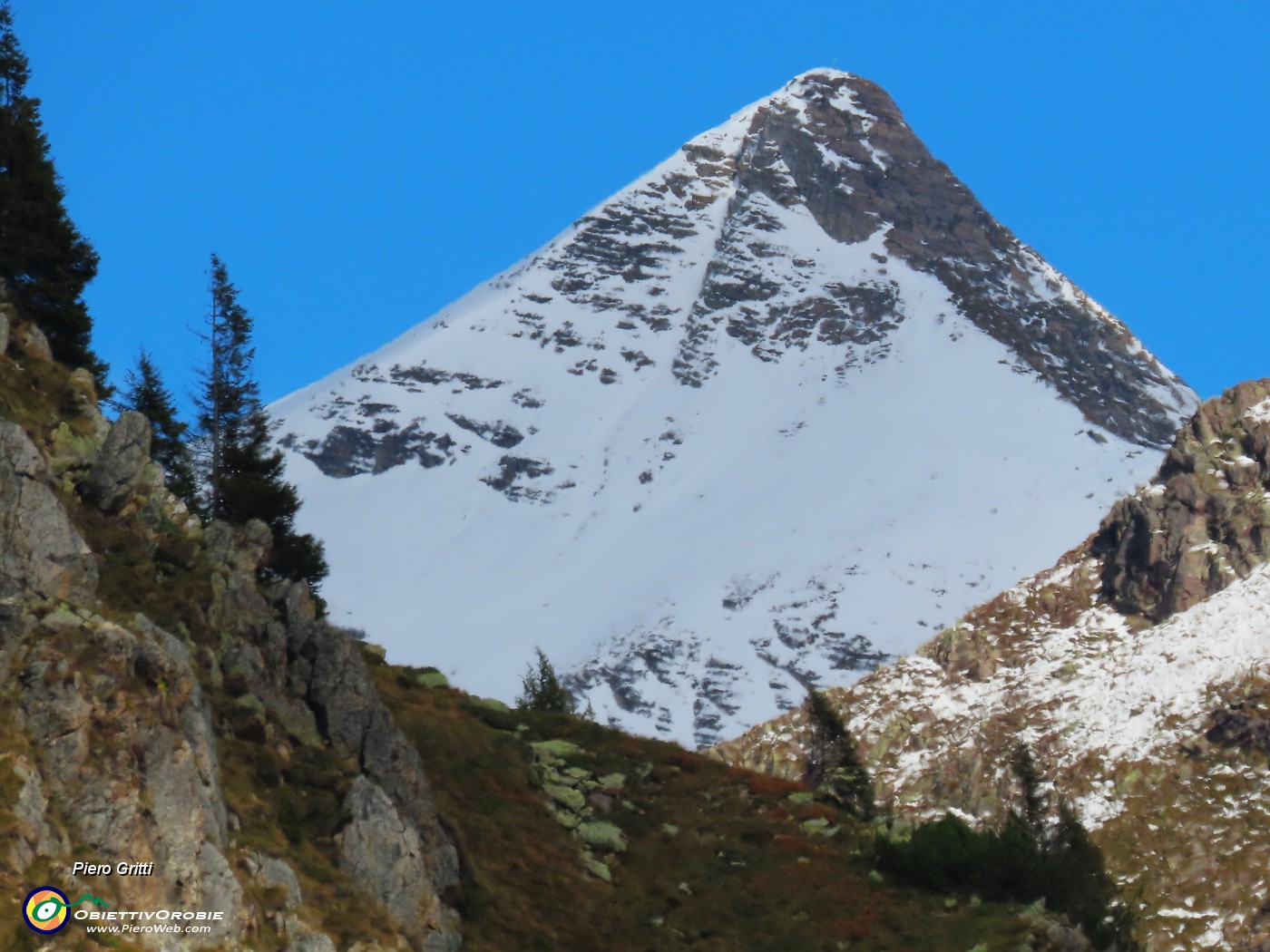 50 Maxi zoom sulla cima piramidale del Pizzo Farno(2502 m).JPG